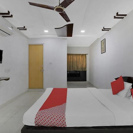 Hotel O Rudra Palace Ахмедабад Экстерьер фото