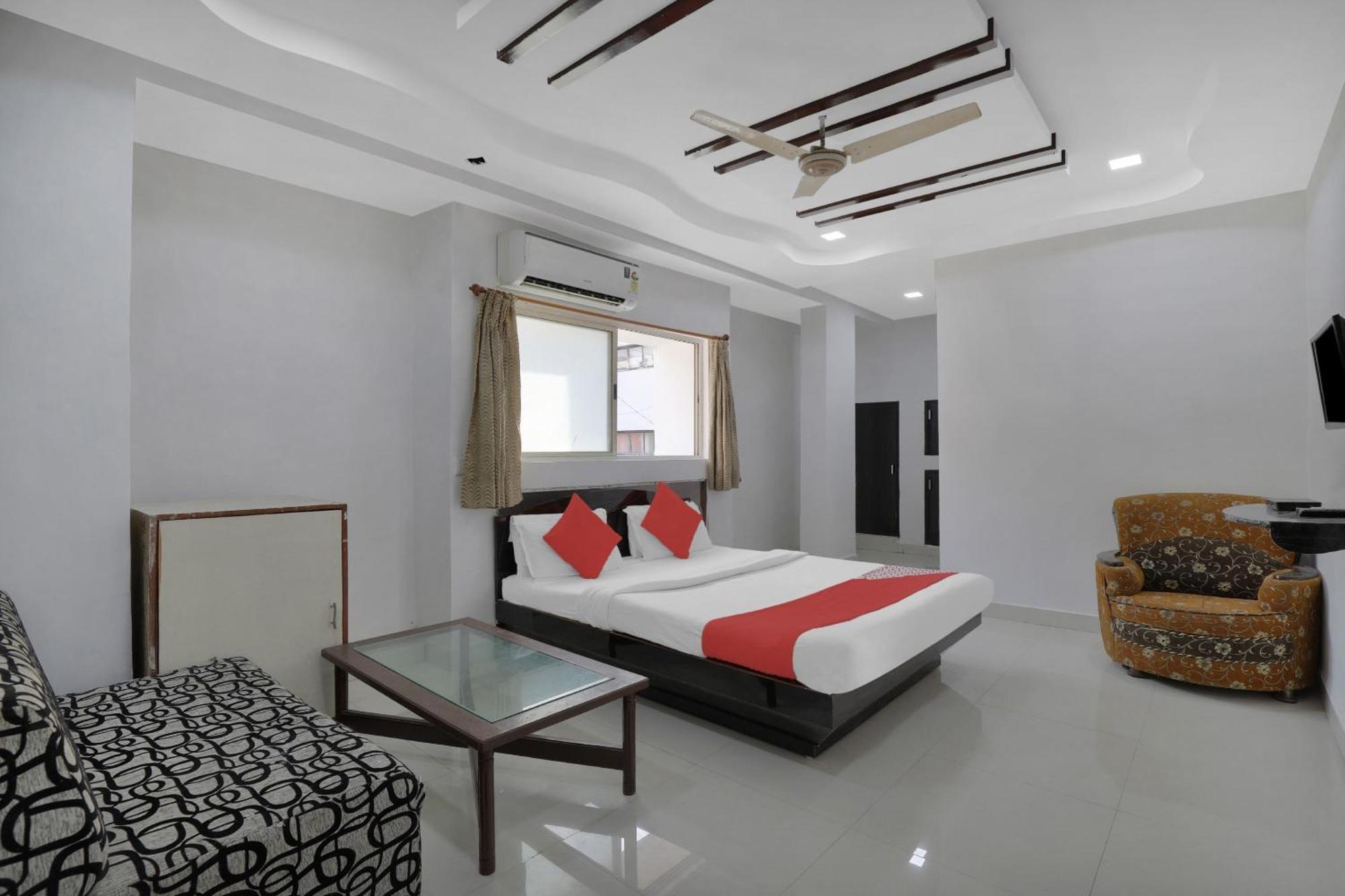 Hotel O Rudra Palace Ахмедабад Экстерьер фото