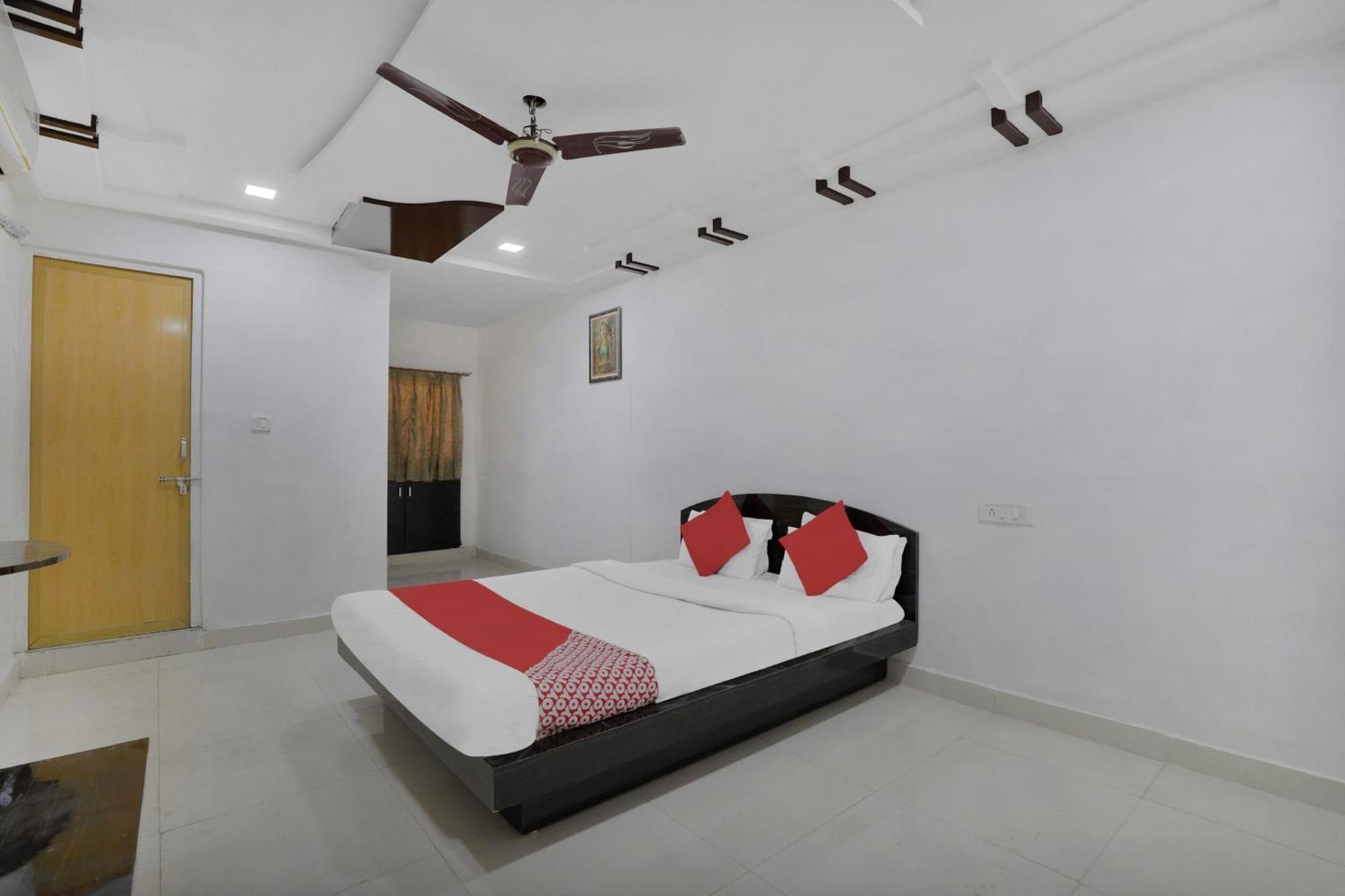 Hotel O Rudra Palace Ахмедабад Экстерьер фото