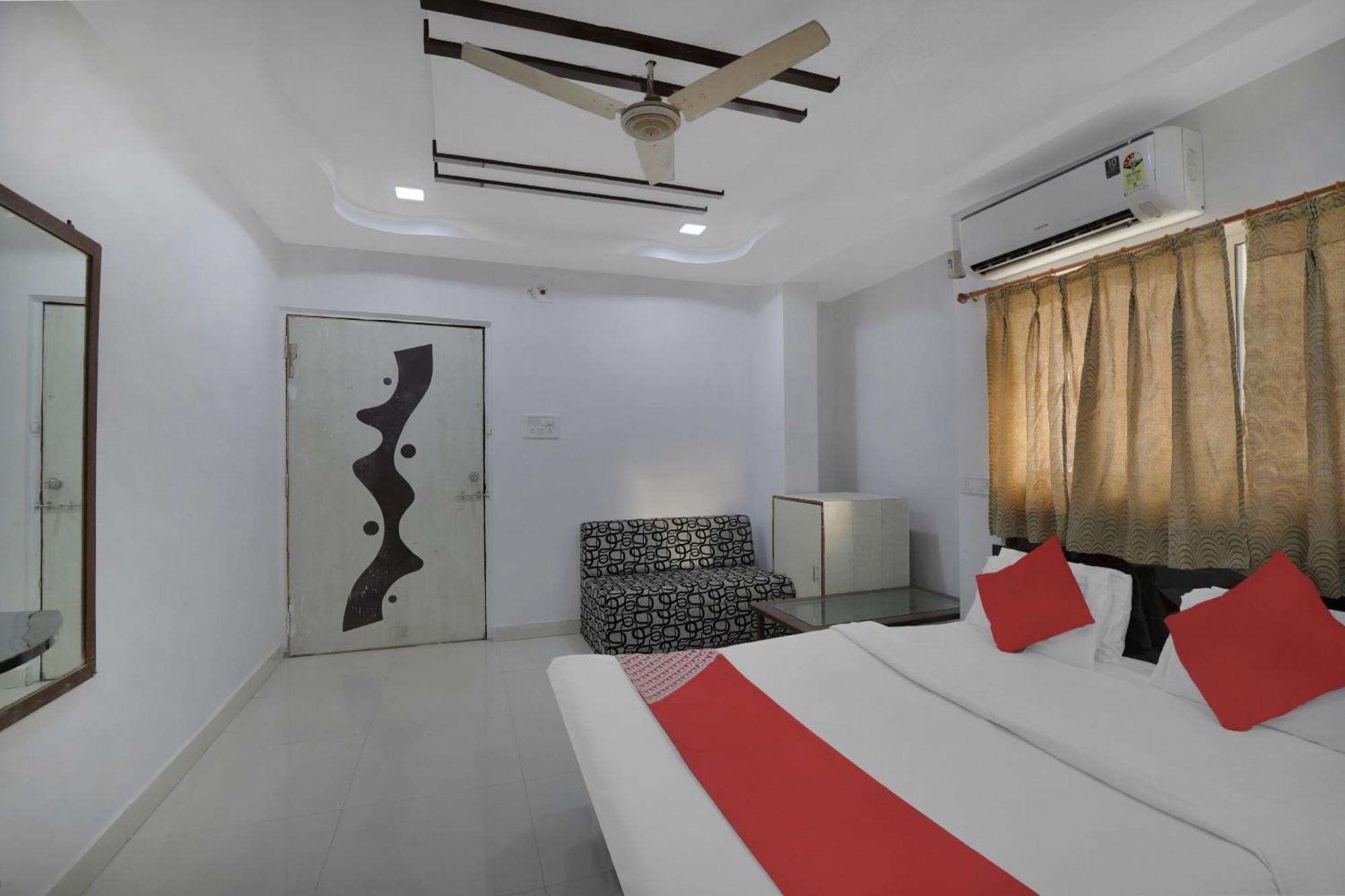 Hotel O Rudra Palace Ахмедабад Экстерьер фото