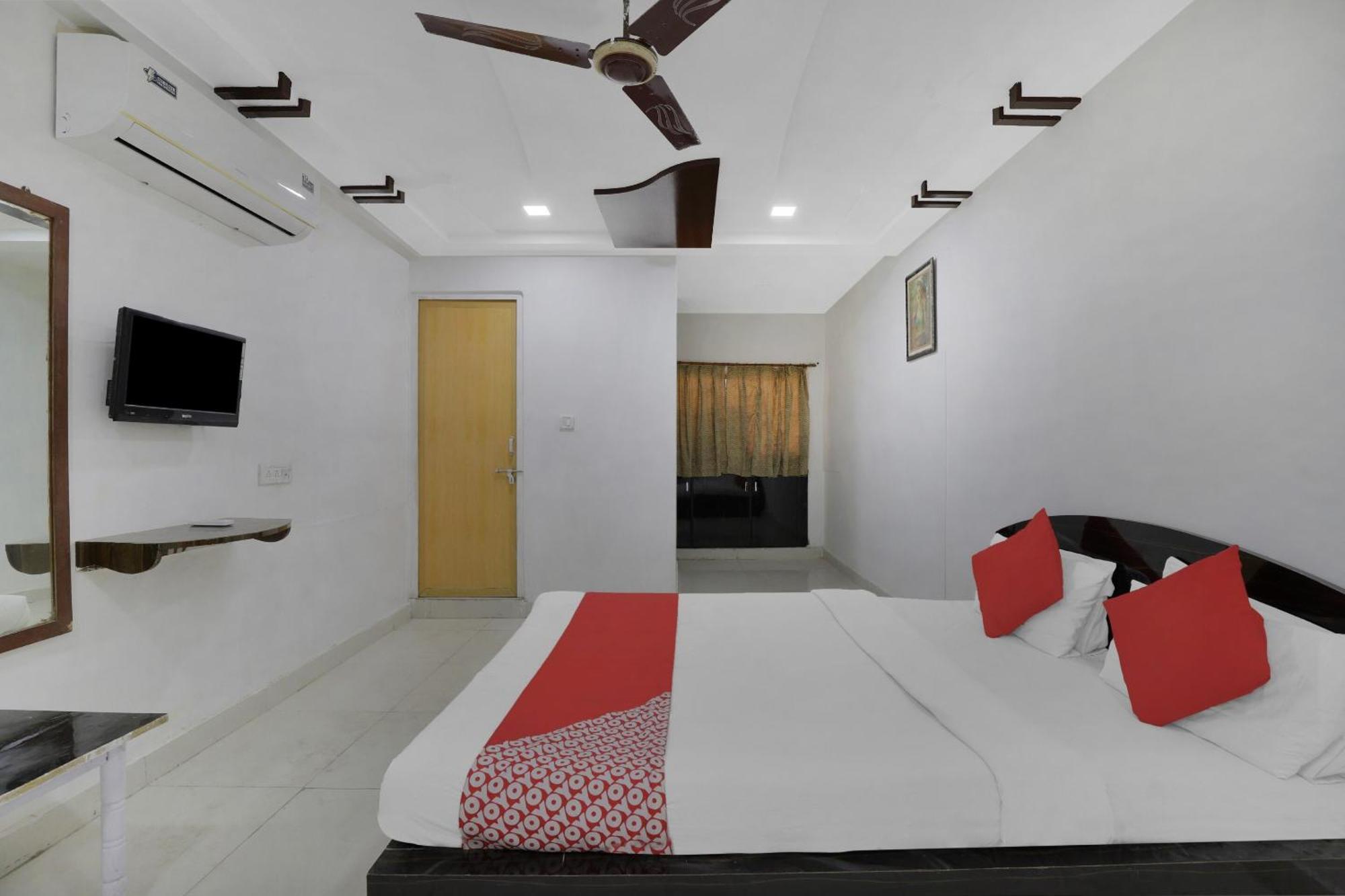 Hotel O Rudra Palace Ахмедабад Экстерьер фото
